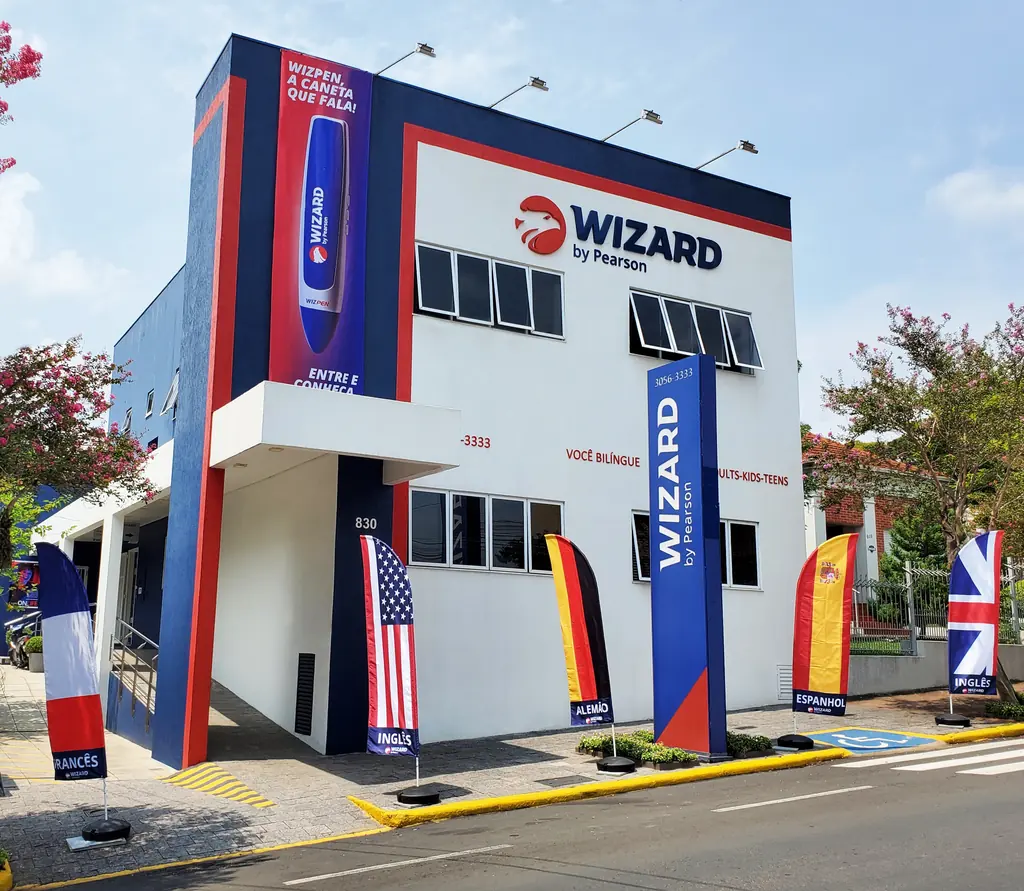 Fachada da Wizard Santa Cruz do Sul na Rua Thomaz Flores, 830, com bandeiras dos idiomas na calçada