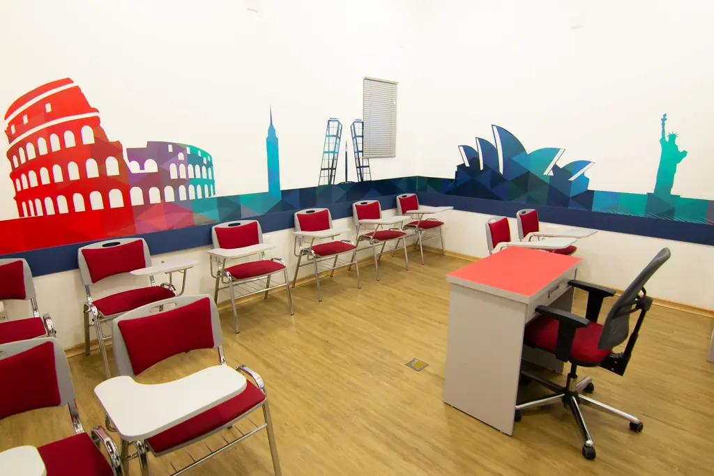 Sala de aula com mural de pontos turísticos como o Coliseu e a Ópera de Sydney
