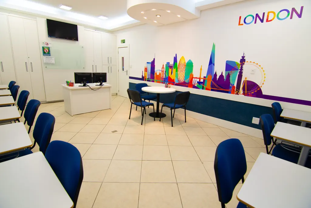 Study hall, sala de estudo com mural de Londres e mesas individuais